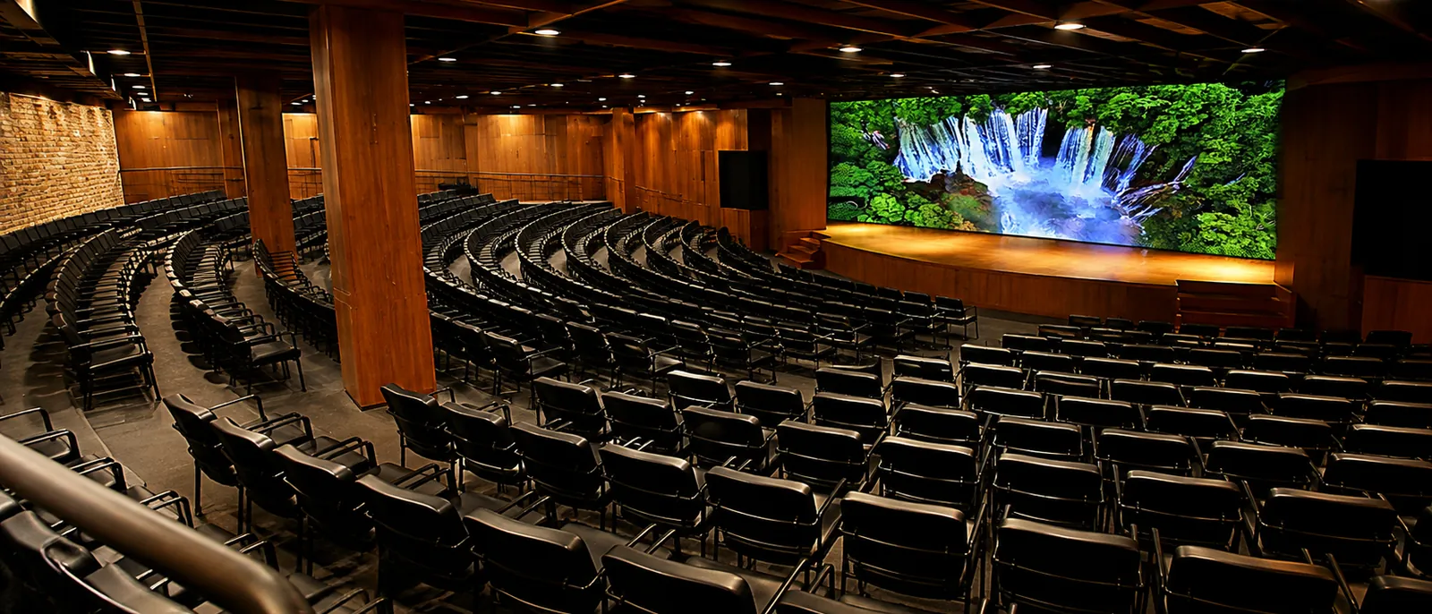 Teatro FECAP: palco e auditório vistos da plateia